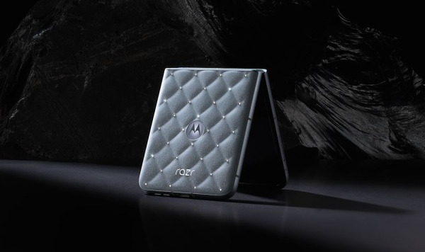 Motorola со Swarovski выпустили ювелирный смартфон Razr за 1000 долларов