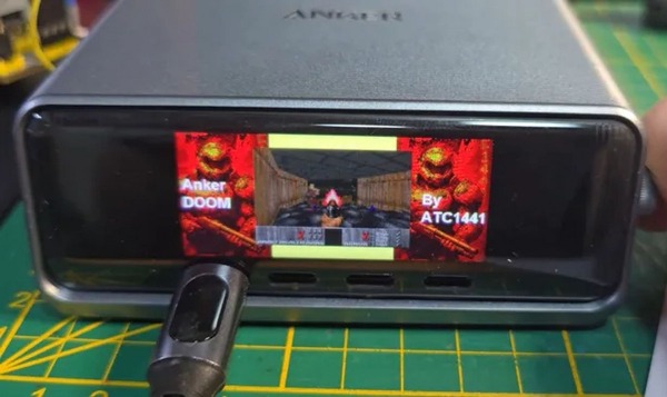 Классический Doom запустили на пауэрбанке