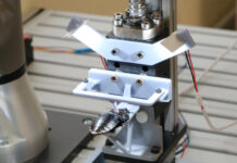 В Сингапуре разработали конвейер для превращения тараканов в киборгов