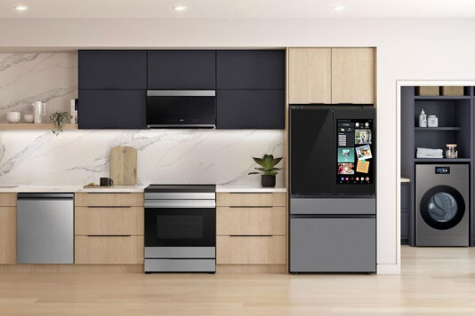 Премиальные холодильники Samsung внезапно начали показывать рекламу