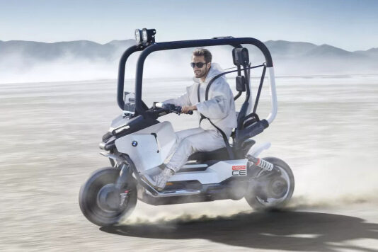 BMW представила практичный электроскутер Vision CE с защитным каркасом