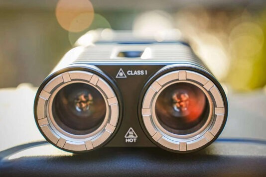 Сдвоенный лазерный фонарик Lumitwin DL700 посылает лучи на 2 километра