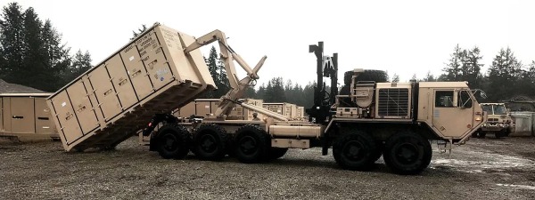 16-тонные грузовики Oshkosh Defense для армии США можно полностью разгрузить за пять минут