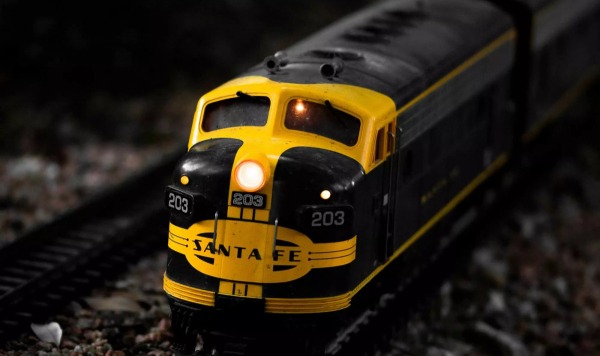 Инженер собрал компьютер, внутри которого едет поезд