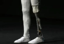 Компания Xpeng вскрыла своего робота Iron прямо на сцене, чтобы показать его начинку