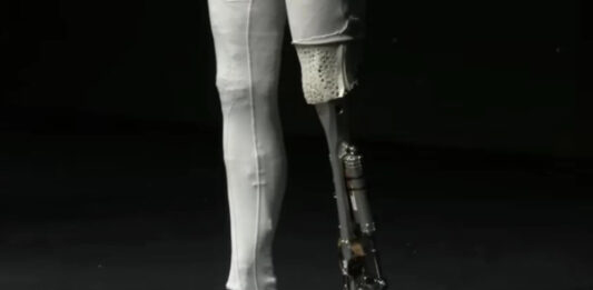 Компания Xpeng вскрыла своего робота Iron прямо на сцене, чтобы показать его начинку