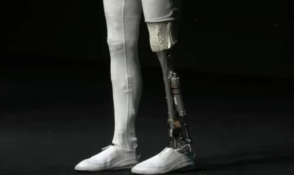 Компания Xpeng вскрыла своего робота Iron прямо на сцене, чтобы показать его начинку