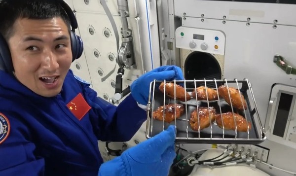 На китайской космической станции впервые пожарили курочку-гриль