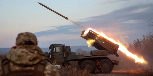 Военнослужащие 148-й артиллерийской бригады Житомир стреляют из РСЗО Град в сторону российских войск вблизи прифронтового города Константиновка в Донецкой области, 23 октября 2025 год (Фото: REUTERS/Anatolii Stepanov)
