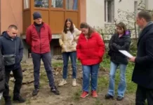 «Длинноватый» и «некрасивый». В Ивано-Франковске жители дома против установки пандуса для ребенка с инвалидностью