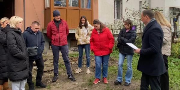 Жители против установки пандуса из-за его размеров (Фото: Facebook Mykhailo Smushak)