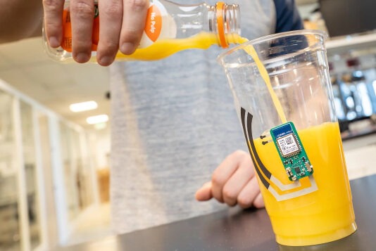 Простейшая умная наклейка превратит любую чашку в инструмент для мониторинга здоровья