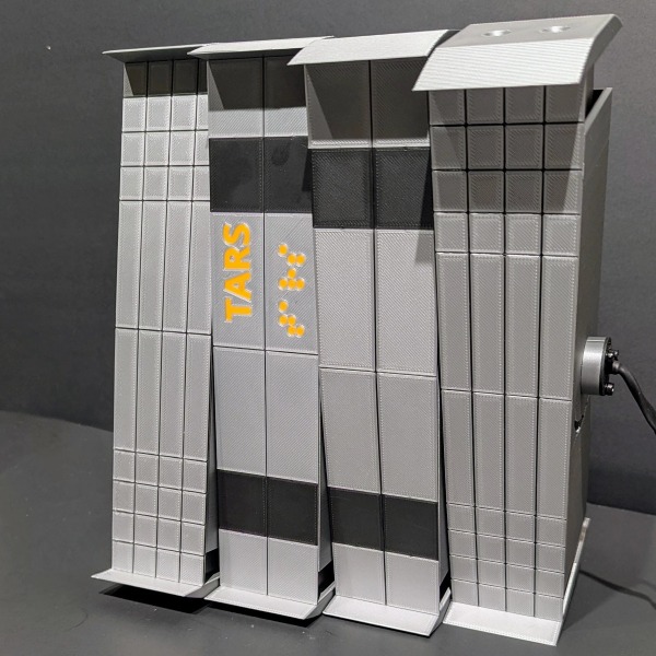 Прототип робота TARS из «Интерстеллар» делает первые уверенные шаги