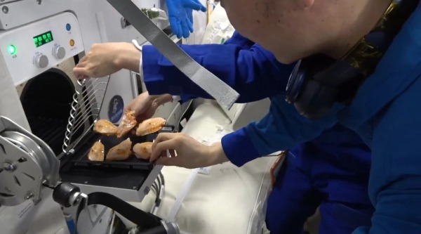 На китайской космической станции впервые пожарили курочку-гриль