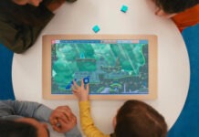 Настольная цифровая консоль Board создана для игр и общения всей семьей