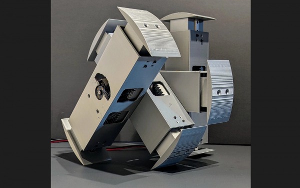 Прототип робота TARS из «Интерстеллар» делает первые уверенные шаги