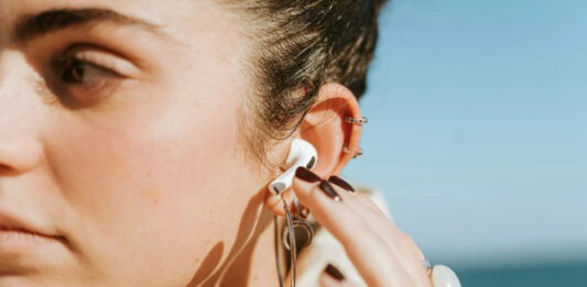 Google готовится превратить любые наушники в систему мгновенного перевода