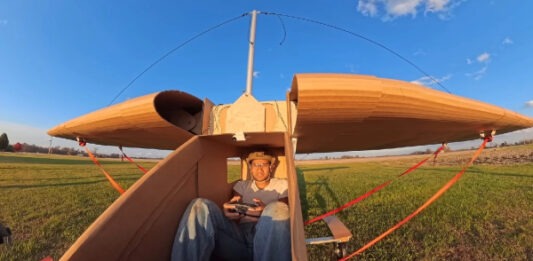 Уникальный картонный самолет сумел оторваться от земли — пусть и на несколько секунд