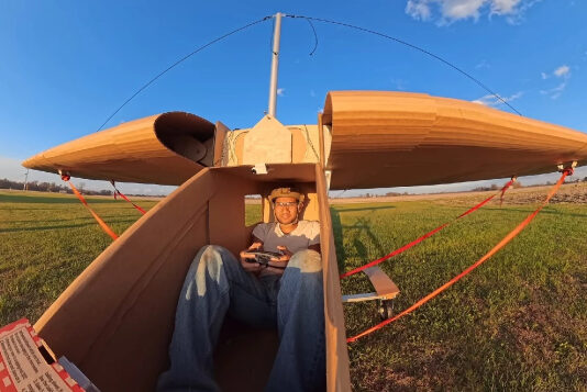 Уникальный картонный самолет сумел оторваться от земли — пусть и на несколько секунд