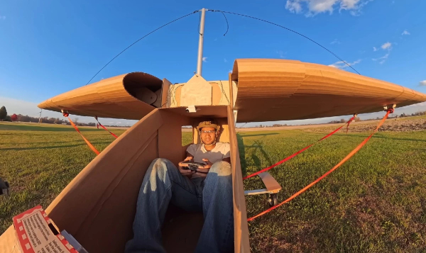 Уникальный картонный самолет сумел оторваться от земли &mdash; пусть и на несколько секунд