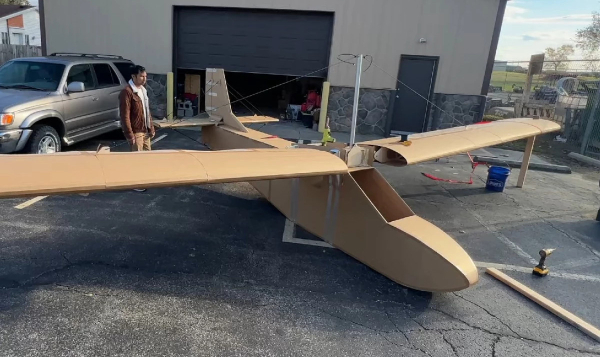 Уникальный картонный самолет сумел оторваться от земли &mdash; пусть и на несколько секунд