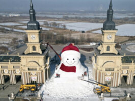 В Харбине создали самого большого снеговика Китая