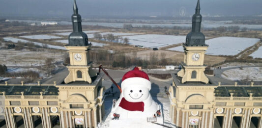 В Харбине создали самого большого снеговика Китая