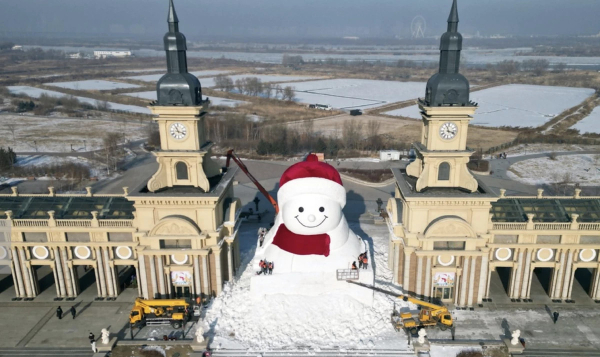 В Харбине создали самого большого снеговика Китая