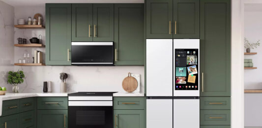 Жутковатая реклама Apple TV на холодильнике от Samsung спровоцировала у женщины припадок шизофрении