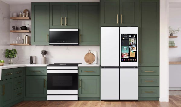 Жутковатая реклама Apple TV на холодильнике от Samsung спровоцировала у женщины припадок шизофрении