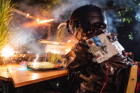 Кастомная игровая система готова выстрелить в вас фейерверком или полить настоящим дождем