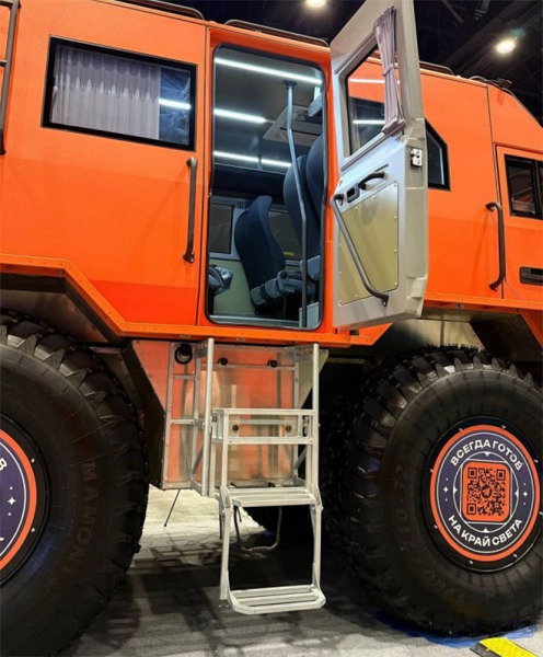 На форуме «Арктика: настоящее и будущее» показали новейший вездеход «Звезда Т13»