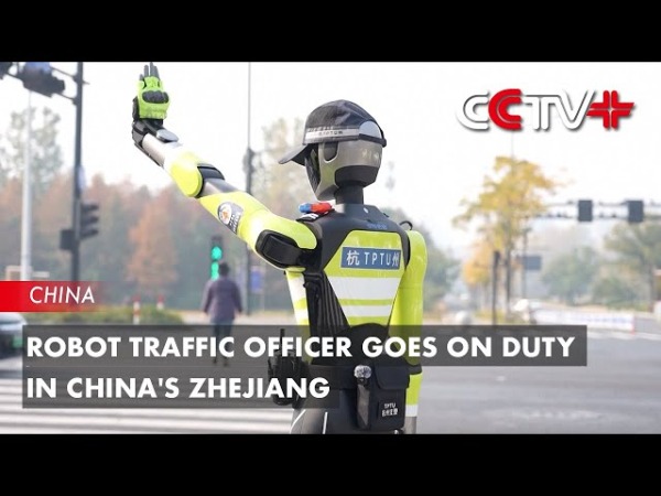 На крупном перекрестке в Ханчжоу отныне работает робот-полицейский