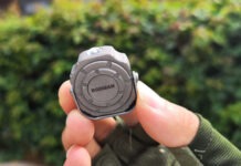 Титановый фонарик размером с монетку светит с яркостью 300 лм и работает целый день