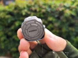 Титановый фонарик размером с монетку светит с яркостью 300 лм и работает целый день