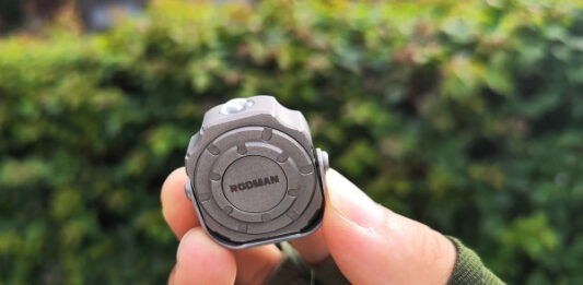 Титановый фонарик размером с монетку светит с яркостью 300 лм и работает целый день