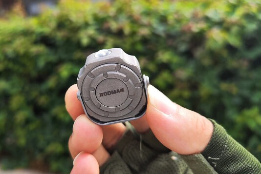 Титановый фонарик размером с монетку светит с яркостью 300 лм и работает целый день