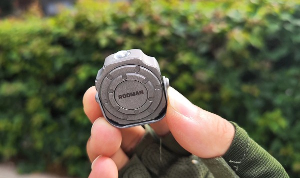 Титановый фонарик размером с монетку светит с яркостью 300 лм и работает целый день