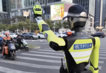 На крупном перекрестке в Ханчжоу отныне работает робот-полицейский