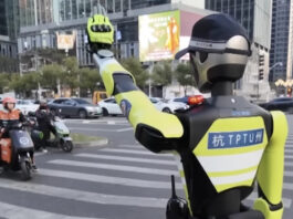 На крупном перекрестке в Ханчжоу отныне работает робот-полицейский