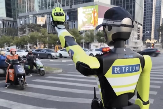 На крупном перекрестке в Ханчжоу отныне работает робот-полицейский