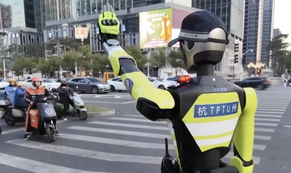 На крупном перекрестке в Ханчжоу отныне работает робот-полицейский