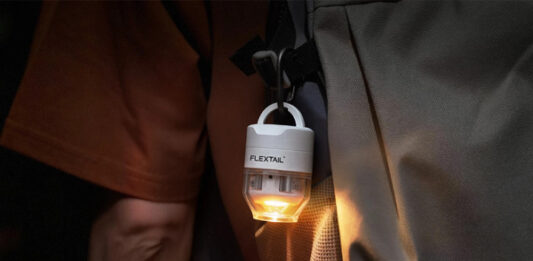 Мини-насос Flextail быстро накачает снаряжение, а в свободное время поработает фонариком