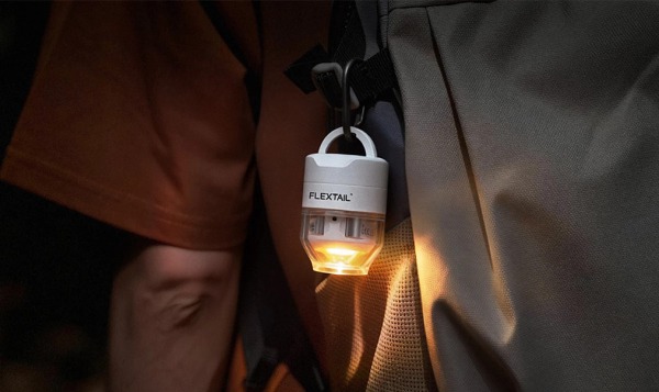 Мини-насос Flextail быстро накачает снаряжение, а в свободное время поработает фонариком