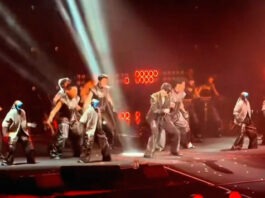 Китайские роботы G1 выступили на сцене в качестве подтанцовки крупного музыкального шоу