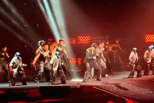 Китайские роботы G1 выступили на сцене в качестве подтанцовки крупного музыкального шоу