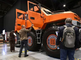 На форуме «Арктика: настоящее и будущее» показали новейший вездеход «Звезда Т13»