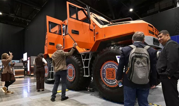 На форуме «Арктика: настоящее и будущее» показали новейший вездеход «Звезда Т13»