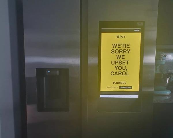 Жутковатая реклама Apple TV на холодильнике от Samsung спровоцировала у женщины припадок шизофрении