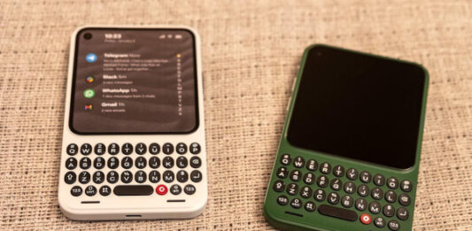 Компания Clicks выпустила Communicator — оригинальный смартфон с физической клавиатурой